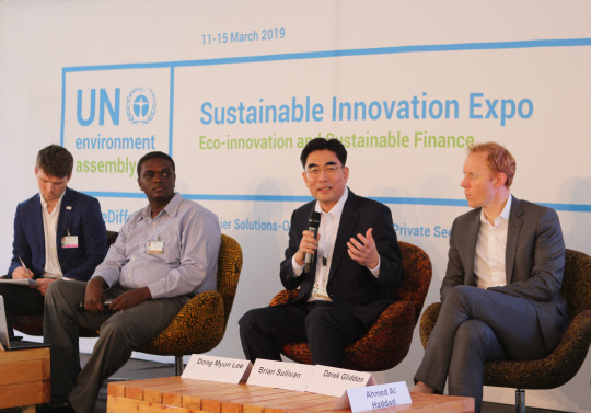 KT 미래플랫폼사업부문 이동면 사장(왼쪽에서 세번째)이 UN환경총회에서 에어맵 코리아 프로젝트를 소개하고 패널 토의에 참여하고 있다. KT 제공